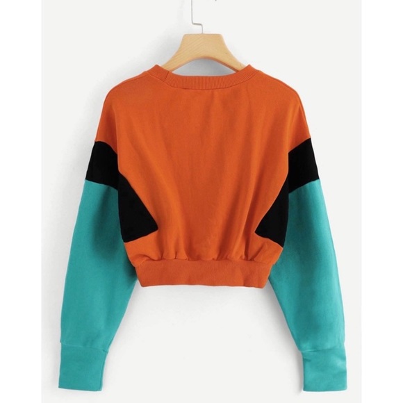 Crop Top Sweatshirt - Picture 5 of 6